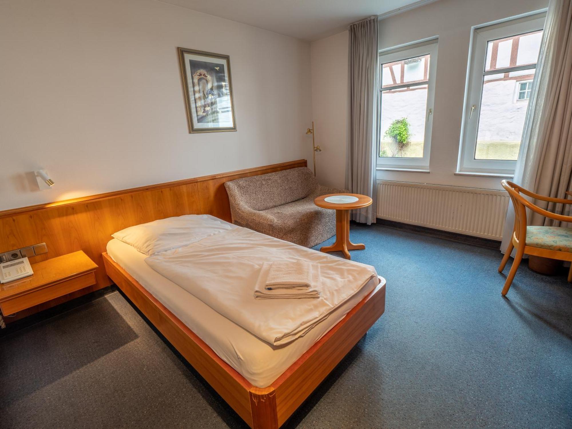 Hotel Pflum Mit Gaestehaus Нюртинген Экстерьер фото
