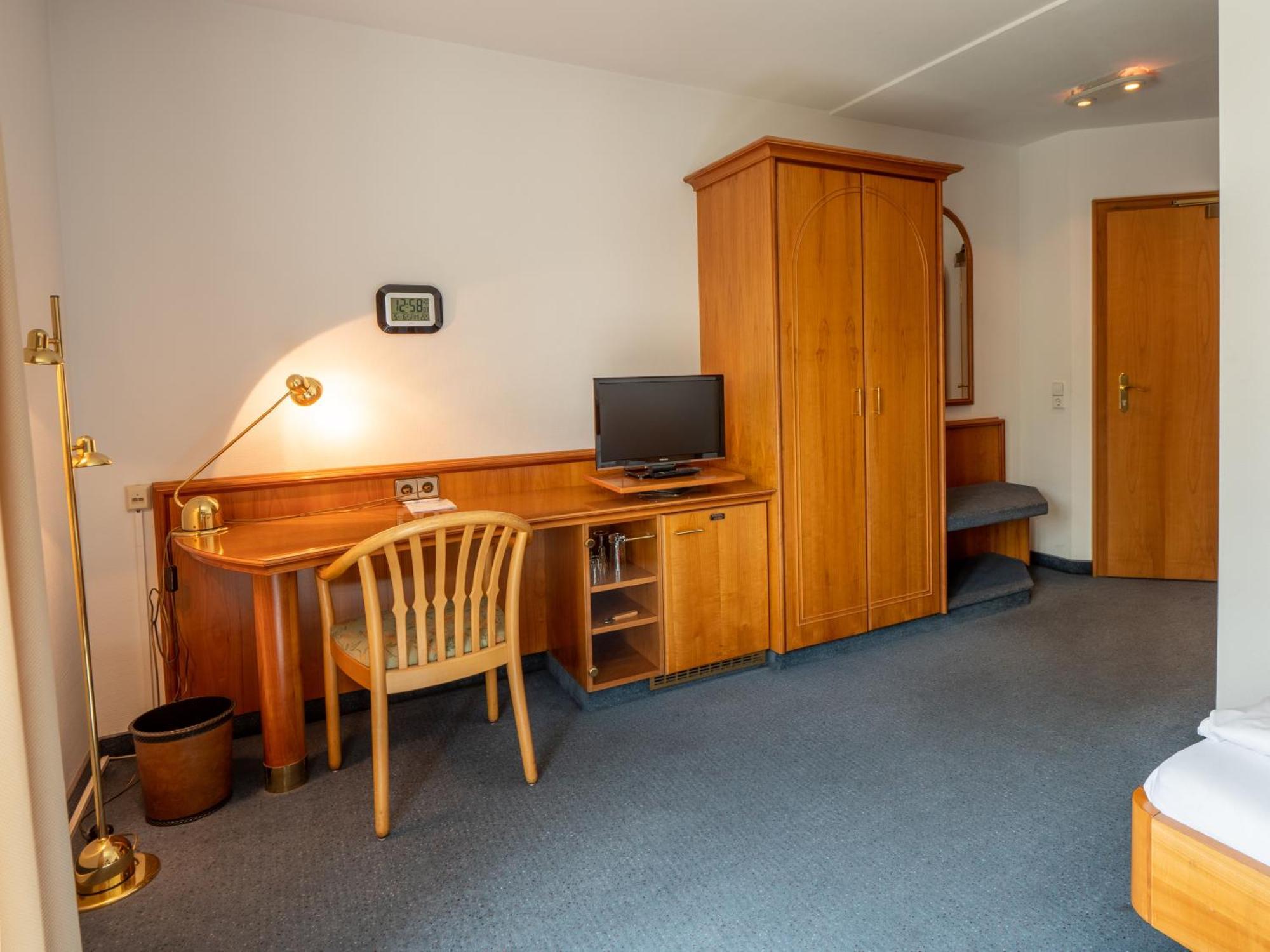 Hotel Pflum Mit Gaestehaus Нюртинген Экстерьер фото