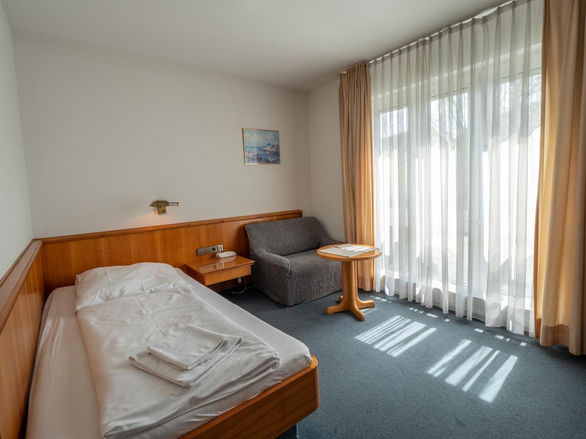Hotel Pflum Mit Gaestehaus Нюртинген Экстерьер фото